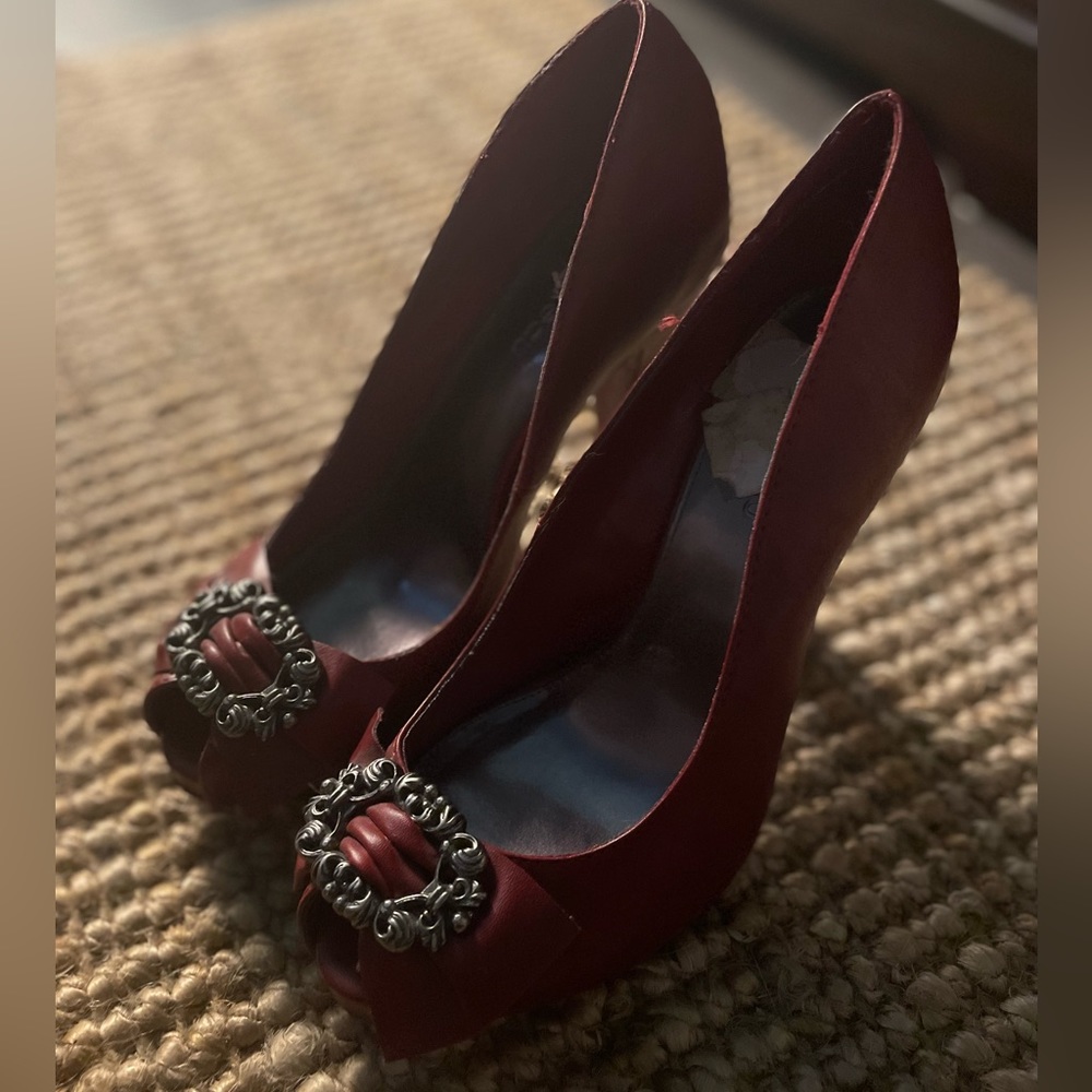 Le Chateau Peek a Boo Ruby Red Pumps S 7